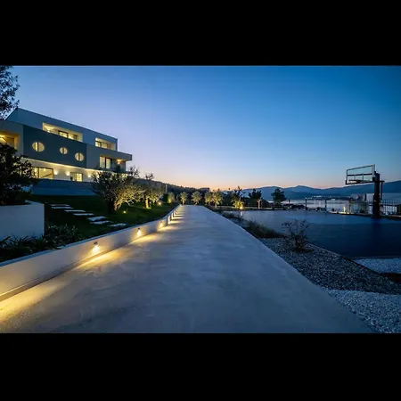 Villa Azure Bliss | 5 Bedrooms | Private Pool | Modern Furnishing | Parking Area | *