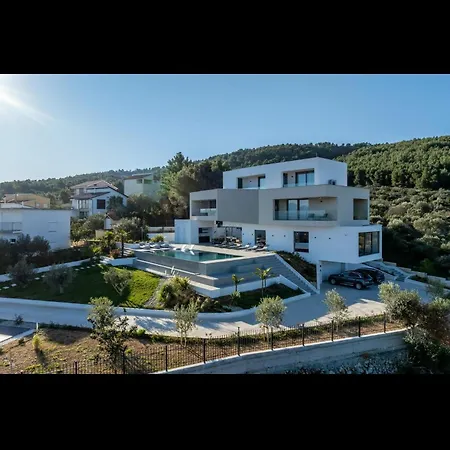 Villa Azure Bliss | 5 Bedrooms | Private Pool | Modern Furnishing | Parking Area |