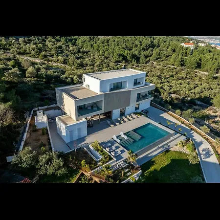 Villa Azure Bliss | 5 Bedrooms | Private Pool | Modern Furnishing | Parking Area | Trogir