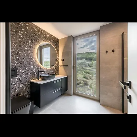 Azure Bliss | 5 Bedrooms | Private Pool | Modern Furnishing | Parking Area | * Trogir