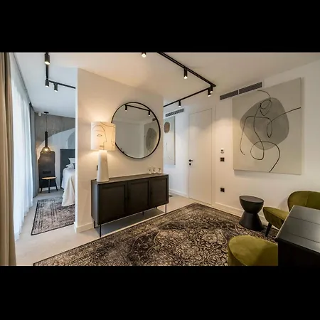 Azure Bliss | 5 Bedrooms | Private Pool | Modern Furnishing | Parking Area |