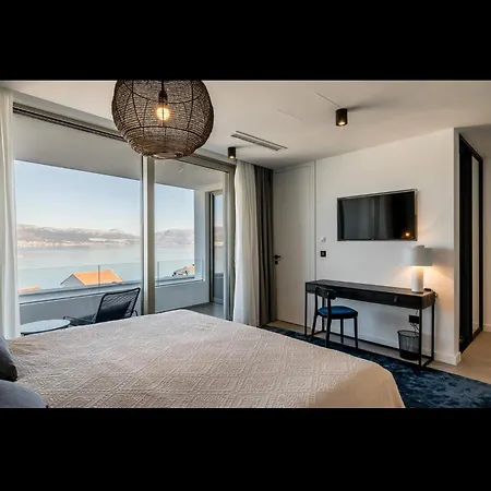 Azure Bliss | 5 Bedrooms | Private Pool | Modern Furnishing | Parking Area | * Trogir