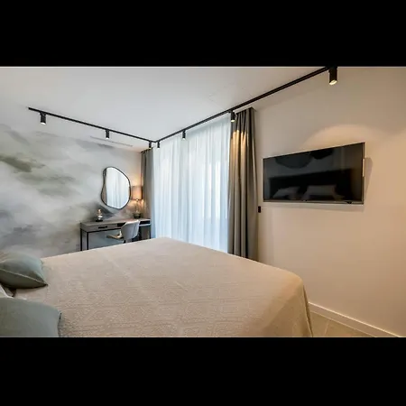 Azure Bliss | 5 Bedrooms | Private Pool | Modern Furnishing | Parking Area | *