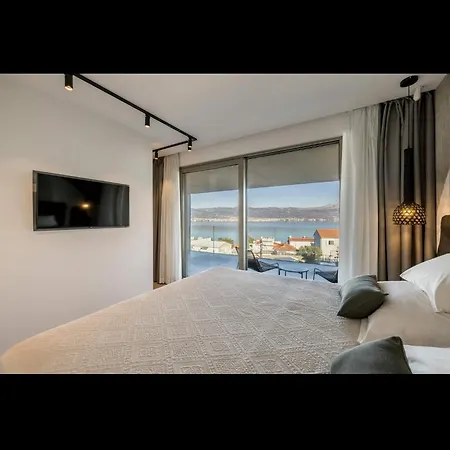 Azure Bliss | 5 Bedrooms | Private Pool | Modern Furnishing | Parking Area |