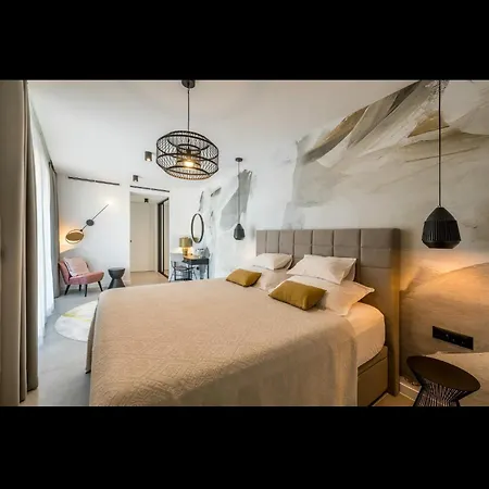 Villa Azure Bliss | 5 Bedrooms | Private Pool | Modern Furnishing | Parking Area |