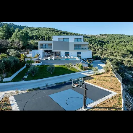 Villa Azure Bliss | 5 Bedrooms | Private Pool | Modern Furnishing | Parking Area | *
