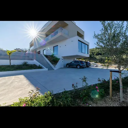 Azure Bliss | 5 Bedrooms | Private Pool | Modern Furnishing | Parking Area | Trogir