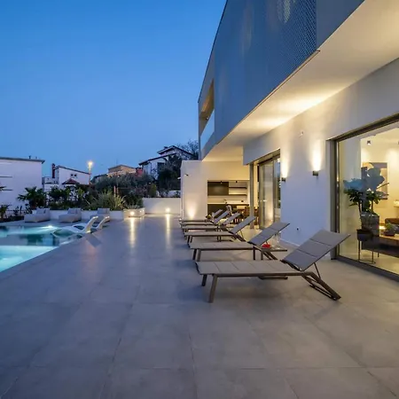 Villa Azure Bliss | 5 Bedrooms | Private Pool | Modern Furnishing | Parking Area | *