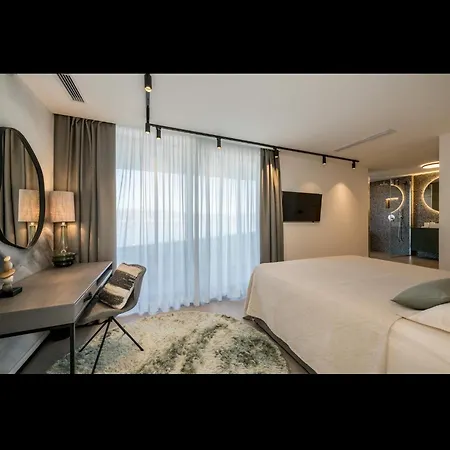 Azure Bliss | 5 Bedrooms | Private Pool | Modern Furnishing | Parking Area | * Trogir