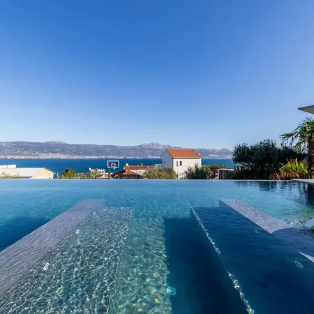 Azure Bliss | 5 Bedrooms | Private Pool | Modern Furnishing | Parking Area |