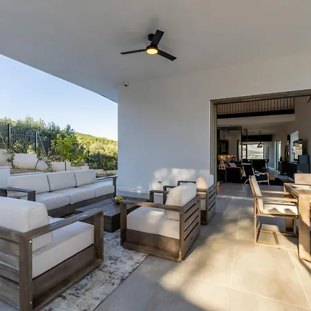 Villa Azure Bliss | 5 Bedrooms | Private Pool | Modern Furnishing | Parking Area | *