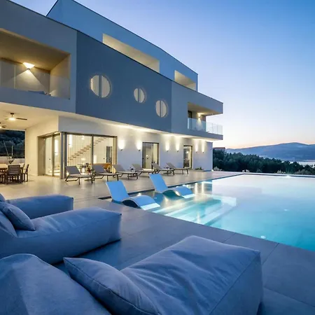 Azure Bliss | 5 Bedrooms | Private Pool | Modern Furnishing | Parking Area | Trogir