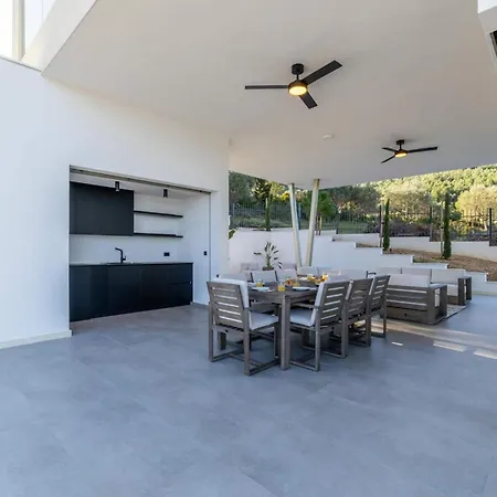 Azure Bliss | 5 Bedrooms | Private Pool | Modern Furnishing | Parking Area |