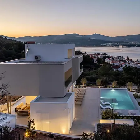 Azure Bliss | 5 Bedrooms | Private Pool | Modern Furnishing | Parking Area | Villa