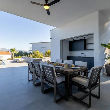 Azure Bliss | 5 Bedrooms | Private Pool | Modern Furnishing | Parking Area | * Trogir