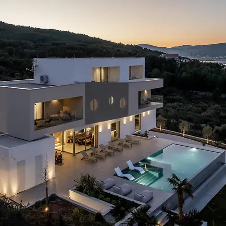 Azure Bliss | 5 Bedrooms | Private Pool | Modern Furnishing | Parking Area | *