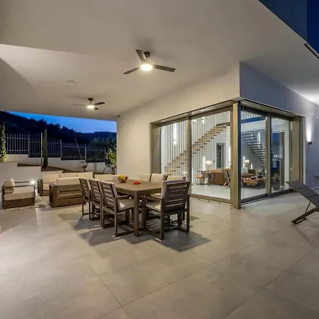 Azure Bliss | 5 Bedrooms | Private Pool | Modern Furnishing | Parking Area | Trogir