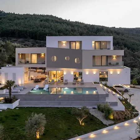 Azure Bliss | 5 Bedrooms | Private Pool | Modern Furnishing | Parking Area |