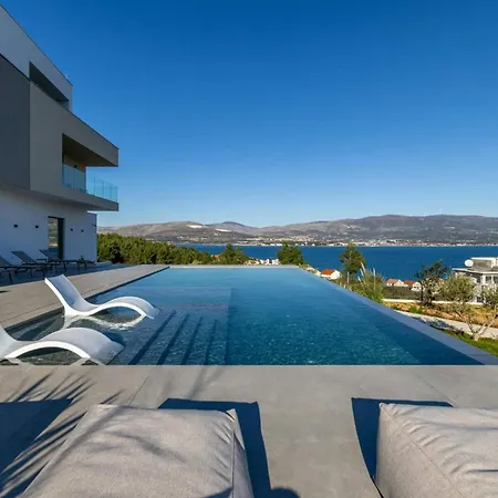 Azure Bliss | 5 Bedrooms | Private Pool | Modern Furnishing | Parking Area | Villa *