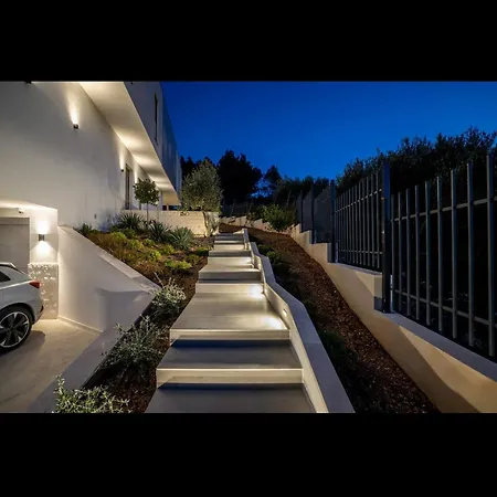 Villa Azure Bliss | 5 Bedrooms | Private Pool | Modern Furnishing | Parking Area | *