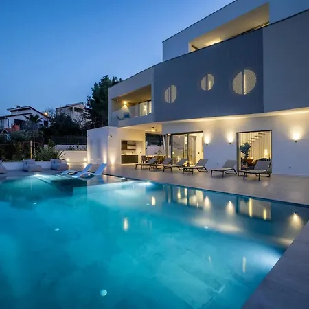 Azure Bliss | 5 Bedrooms | Private Pool | Modern Furnishing | Parking Area | *