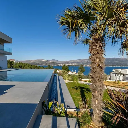 Azure Bliss | 5 Bedrooms | Private Pool | Modern Furnishing | Parking Area |