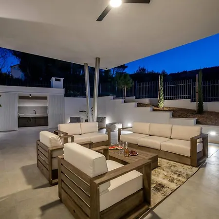 Azure Bliss | 5 Bedrooms | Private Pool | Modern Furnishing | Parking Area | *