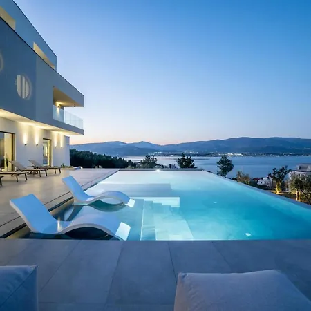 Azure Bliss | 5 Bedrooms | Private Pool | Modern Furnishing | Parking Area | Trogir