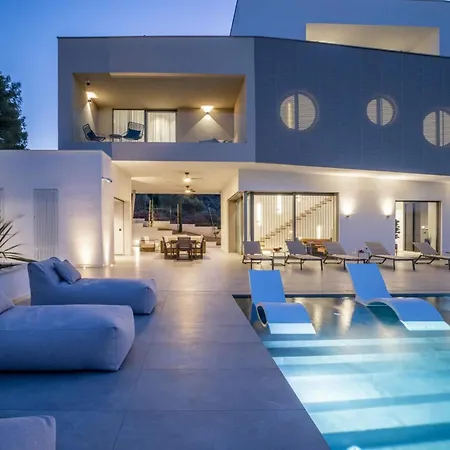 Azure Bliss | 5 Bedrooms | Private Pool | Modern Furnishing | Parking Area | * Trogir